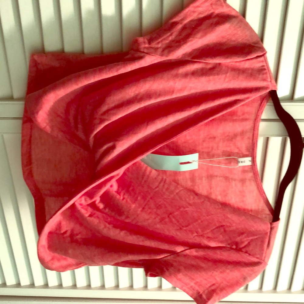 Peach top w/ center twist